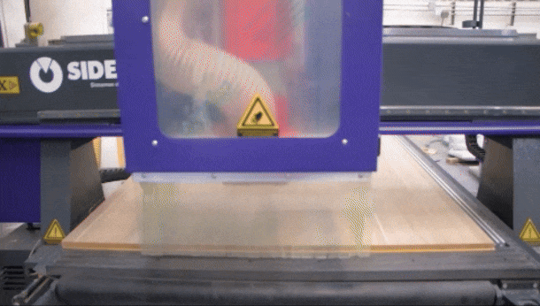 Router CNC SIDECO operando, cortando melamina